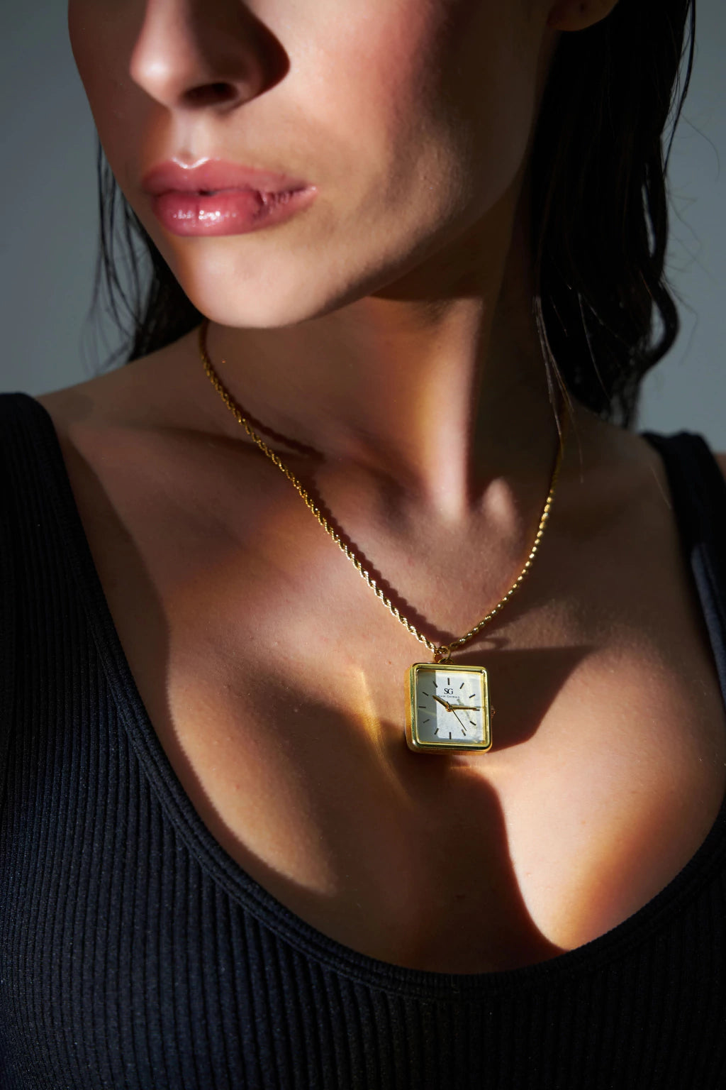 Collar Reloj MontreClaire® Dorado Minimalista Cuadrado Femenino