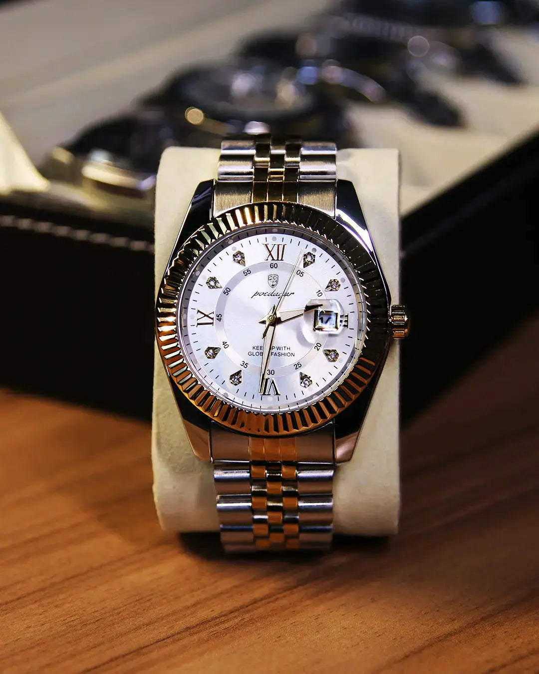 Reloj MontreClaire® GoldenStar sobre fondo blanco