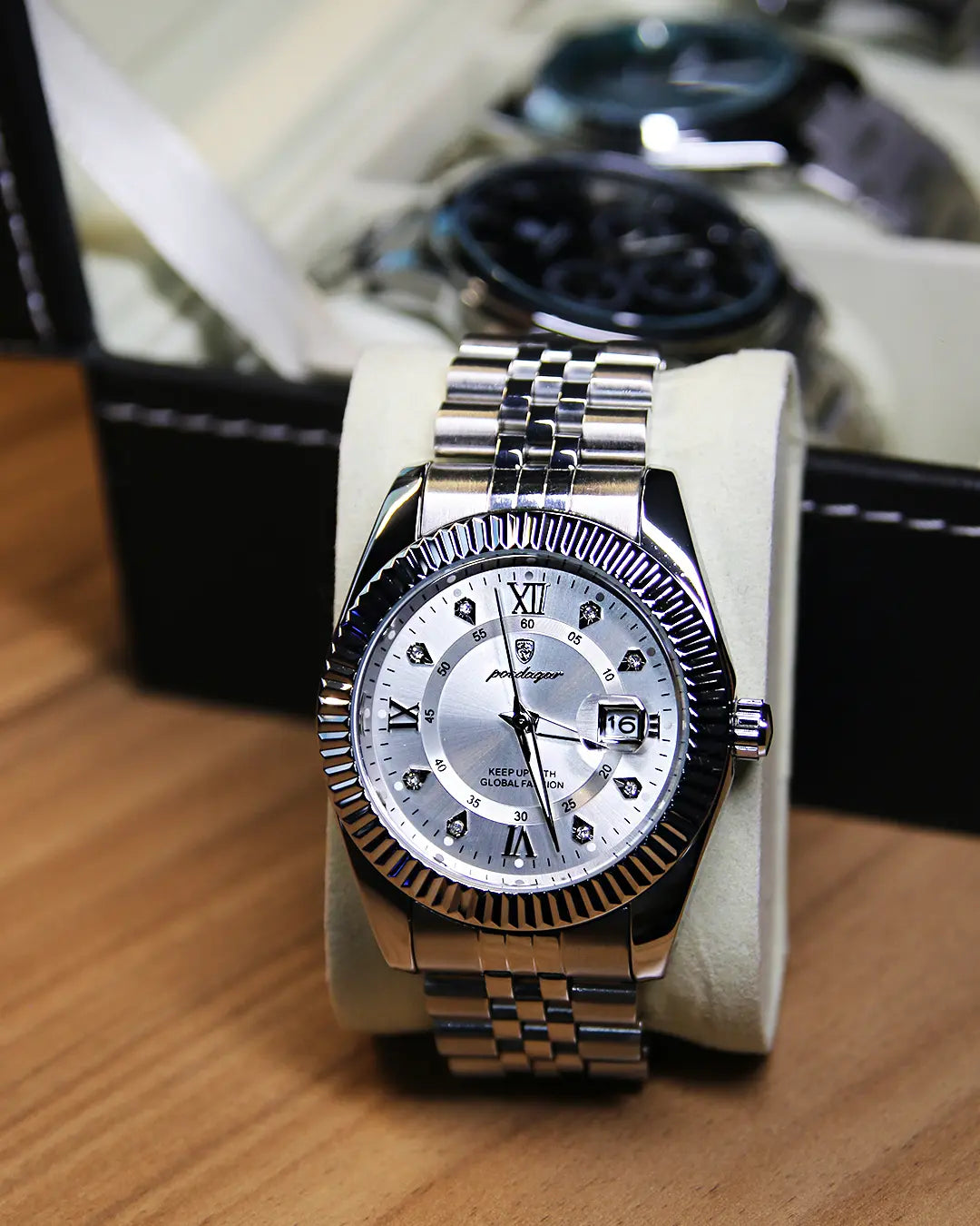 Reloj MontreClaire® SilverStar puesto en la muñeca