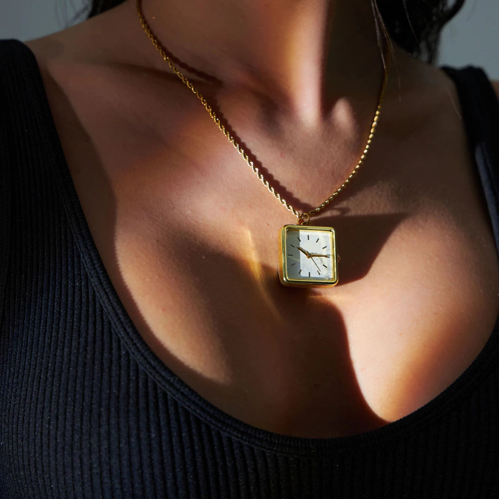 Collar Reloj MontreClaire® Cuadrado Dorado Minimalista