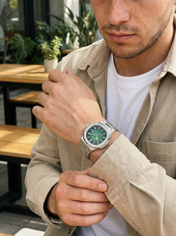 Cliente MontreClaire® mostrando su reloj en la muñeca