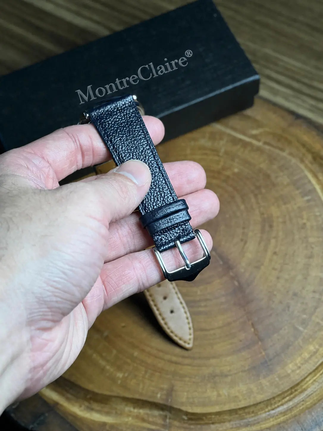 MontreClaire® Aria 37 mm — caja MontreClaire® y detalle de hebilla