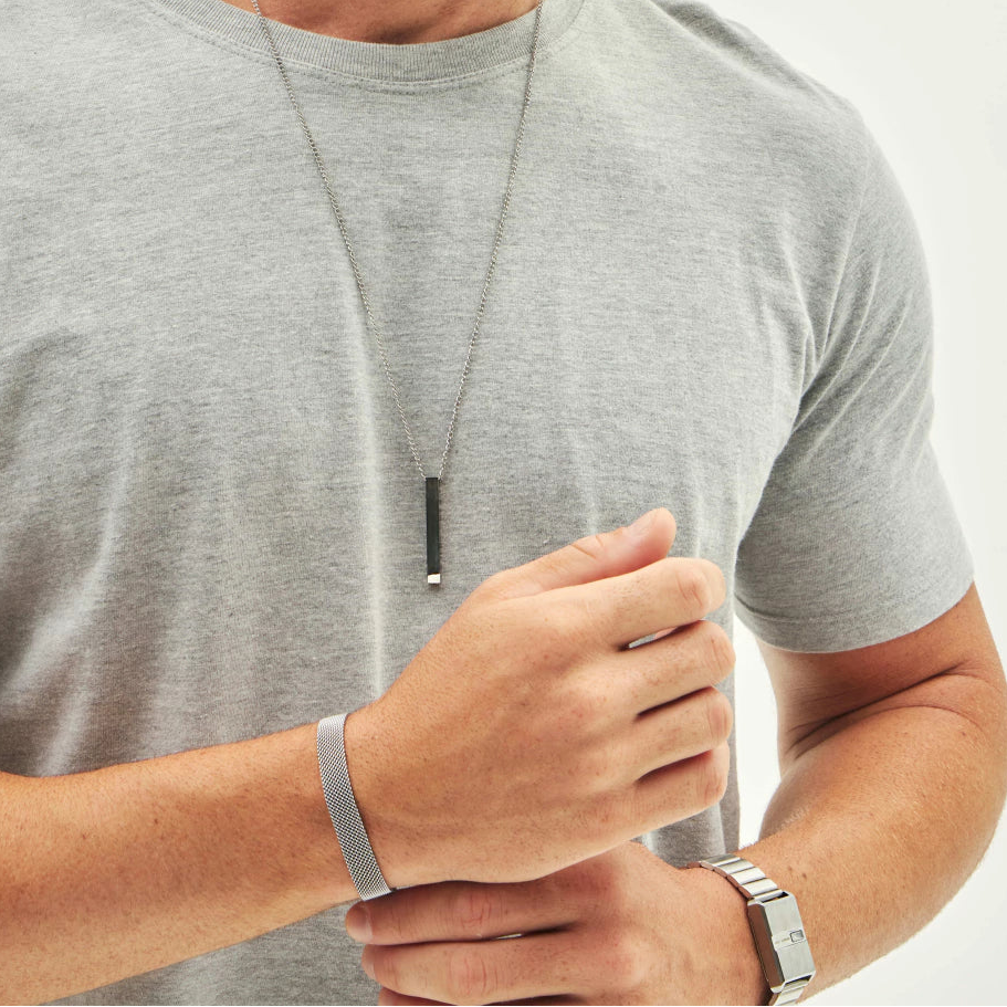 Collar Masculino Plateado con Dije de Barra